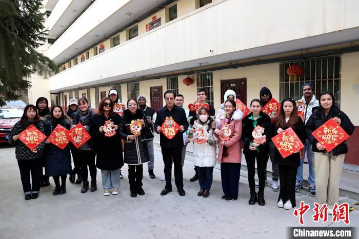 中國(guó)の春節(jié)気分を一足先に楽しむ留學(xué)生　青海省西寧