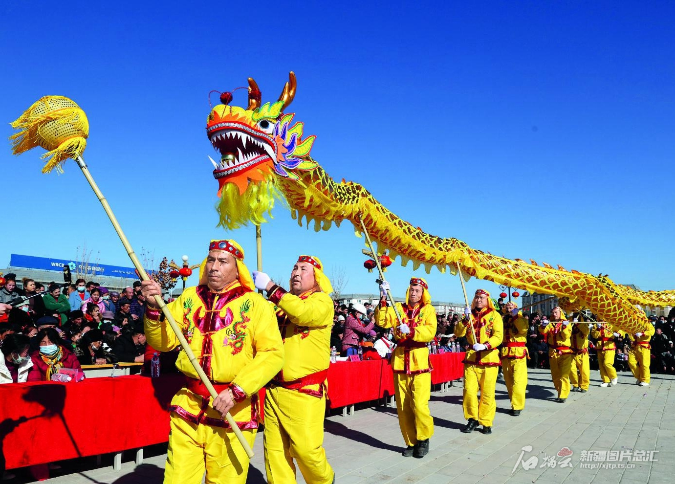 楽しく春節(jié)を祝う新疆、幸福感あふれる新春の佳き日