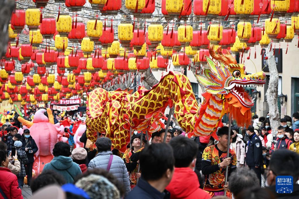 伝統(tǒng)行事「糖球會」を楽しむ　山東省青島