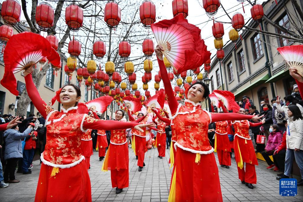 伝統(tǒng)行事「糖球會」を楽しむ　山東省青島