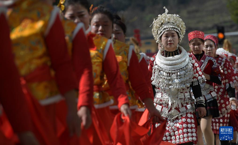 苗族の里をにぎわす竜の舞い　貴州省黃平