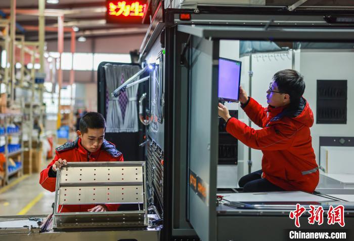 2月18日、山東省栄成市のキャンピングカーメーカーで、輸出の注文を受けて急ピッチでキャンピングカーを製造する作業(yè)員。（撮影?李信君）