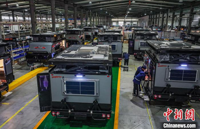 2月18日、山東省栄成市のキャンピングカーメーカーで、輸出の注文を受けて急ピッチでキャンピングカーを製造する作業(yè)員。（撮影?李信君）