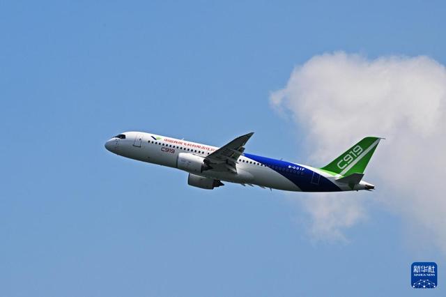 18日、シンガポール航空ショーの開幕前に予行演習(xí)飛行を行う中國國産大型旅客機(jī)「C919」。撮影?鄧智煒