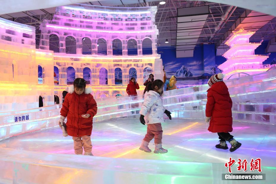 観光客を魅了する太陽島氷雪蕓術(shù)館　黒竜江省哈爾浜