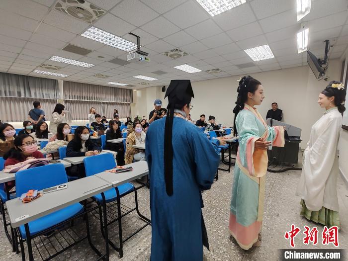 19日、臺灣銘伝大學?桃園キャンパスで交流する中國大陸部と臺灣地區(qū)の漢服愛好者（撮影?楊程晨）。