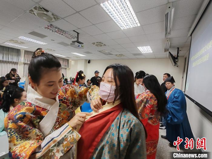 漢服を試著する臺灣地區(qū)の學生（撮影?楊程晨）。