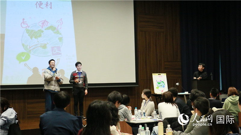 ディスカッションの成果を語る大學(xué)生（撮影?許可）。