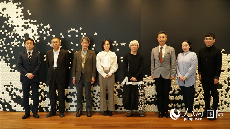 記念寫真を撮影する主催者とゲスト（撮影?蔣暁辰）。