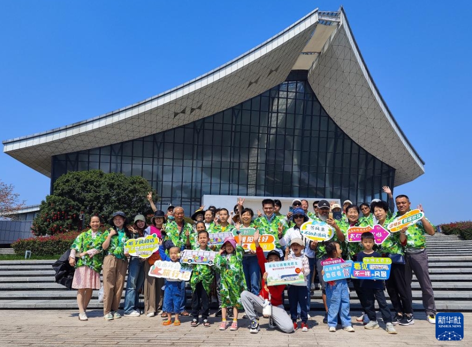 海南島周遊観光道路観光バスの運(yùn)行開(kāi)始　海南省