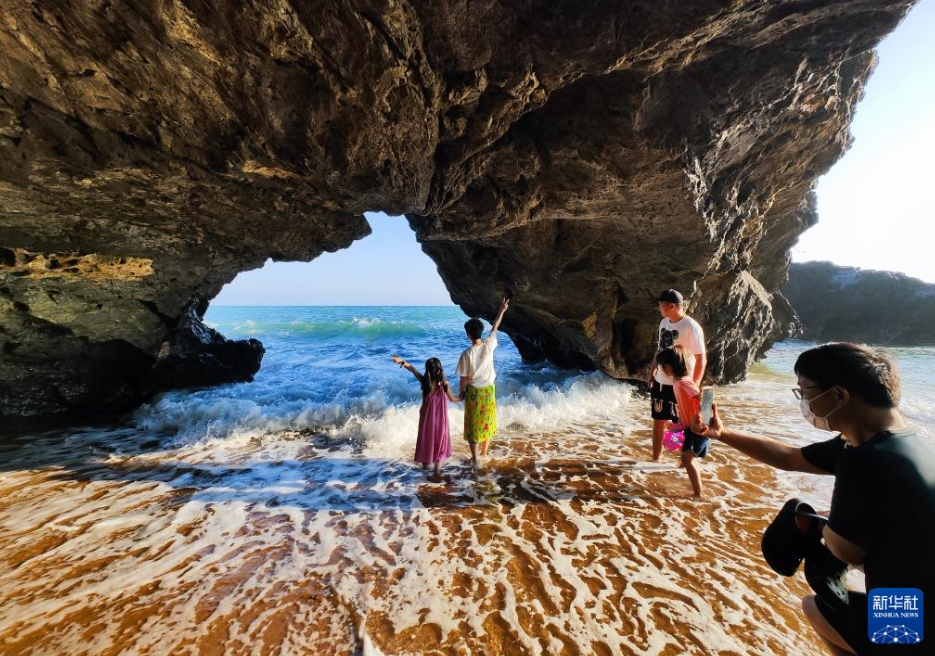 海南島周遊観光道路観光バスの運(yùn)行開始　海南省