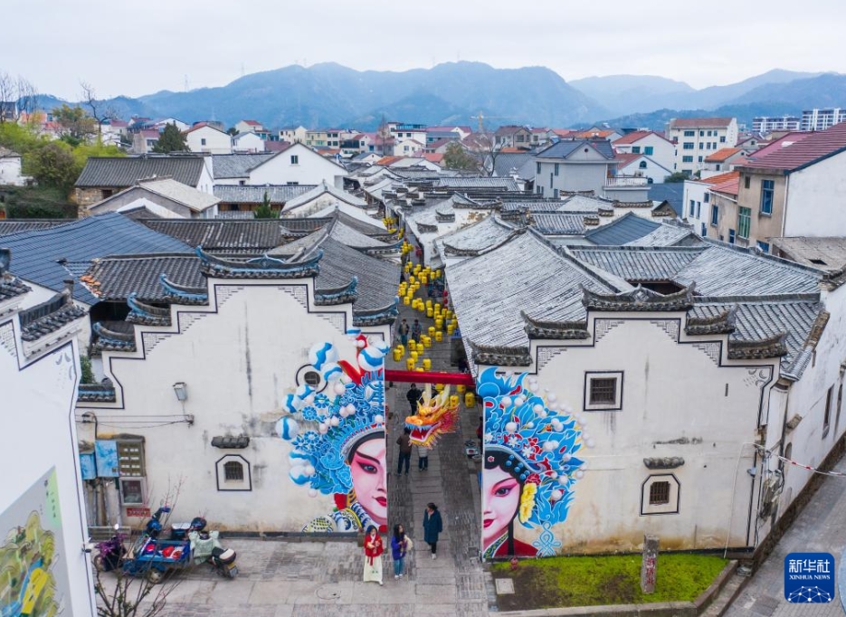 金華市金東嶺下鎮(zhèn)にある坡陽古街をそぞろ歩く観光客（2月20日、ドローンによる撮影?徐昱）。