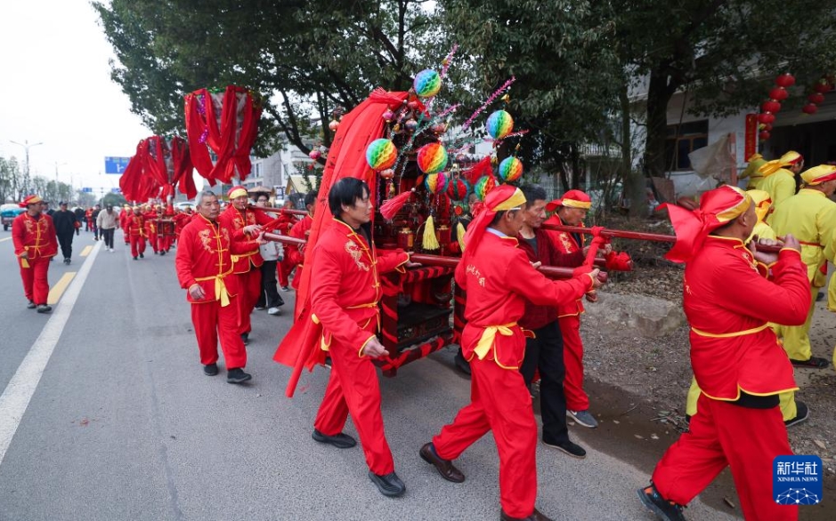 元宵節(jié)歓迎ムード高まる古鎮(zhèn)の舊市街　浙江省