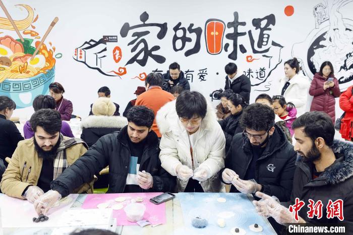 外國人留學(xué)生が元宵節(jié)の風(fēng)習(xí)を體験　山東省煙臺