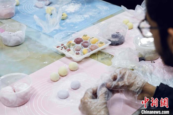 外國(guó)人留學(xué)生が元宵節(jié)の風(fēng)習(xí)を體験　山東省煙臺(tái)