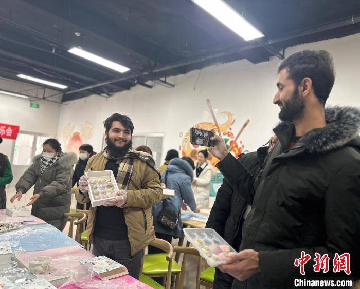 外國(guó)人留學(xué)生が元宵節(jié)の風(fēng)習(xí)を體験　山東省煙臺(tái)