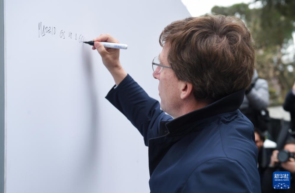 マドリード動(dòng)物園でパンダ「冰星」と「花嘴巴」ファミリーの歓送會(huì)　スペイン