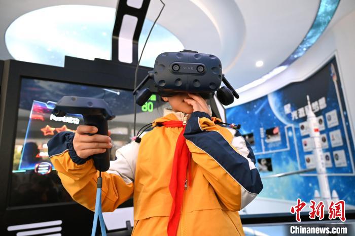 新學(xué)期最初の授業(yè)の先生は「ロボット」　四川省成都