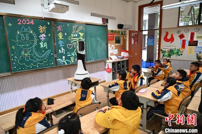 新學(xué)期最初の授業(yè)の先生は「ロボット」　四川省成都