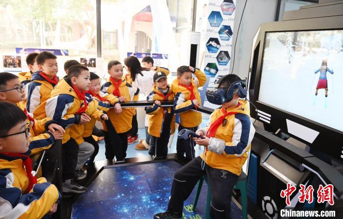 新學(xué)期最初の授業(yè)の先生は「ロボット」　四川省成都