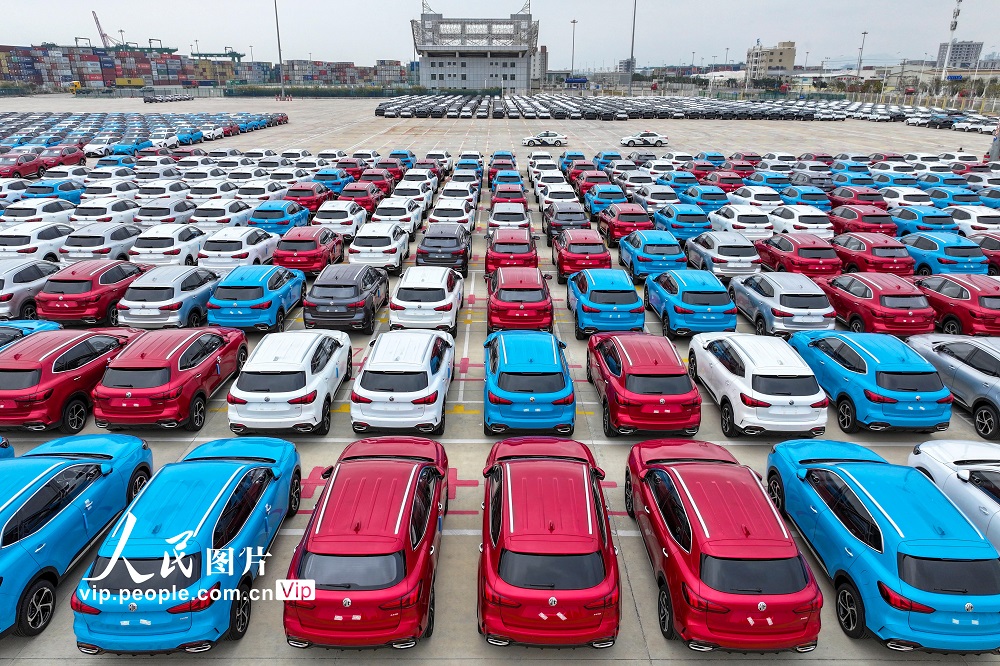 辰年新年の海へと「出航」する完成車(chē)　福建省福清