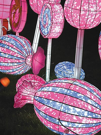 2023年11月、英國のカーディフに設(shè)置された、四川省自貢市の職人が制作したクリスマスイルミネーションランタン（寫真提供?取材対応者）。