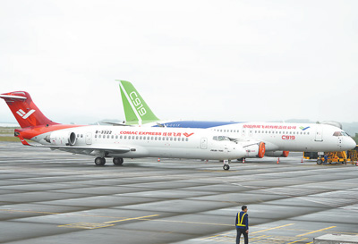2月27日、ベトナムのヴァンドン國際空港に到著した「C919」と「ARJ21」（撮影?楊曄）。