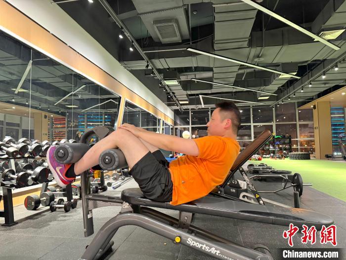 浙江省紹興市のあるジムで、腹筋を鍛える男性（撮影?項(xiàng)菁）。