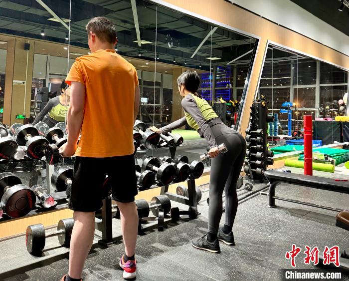 「ジム友」と一緒に筋トレをする項(xiàng)さん（撮影?呉伝妹）。