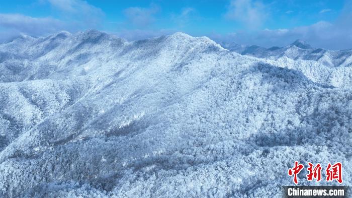 降雪後の快晴迎えた湖北省神農(nóng)架