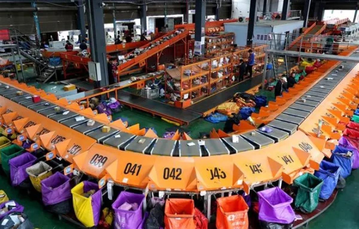 宅配便の仕分けセンター（寫真提供?新華社）。