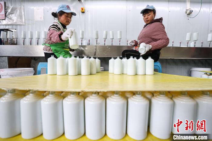 貴州省貴定、ガラス製品の製造現(xiàn)場は大忙し