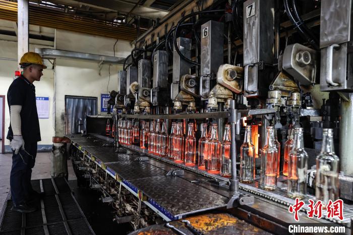 貴州省貴定、ガラス製品の製造現(xiàn)場は大忙し