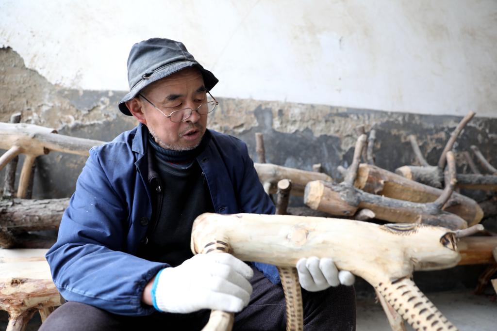 職人の李學(xué)員さん（撮影?張晨?。? /></p>
<p style=