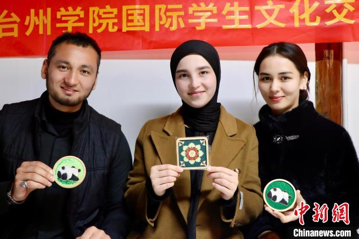 留學(xué)生が千年の歴史をほこる十里長街を散策　浙江省臺(tái)州