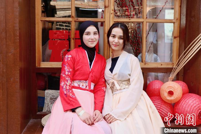 留學(xué)生が千年の歴史をほこる十里長街を散策　浙江省臺州