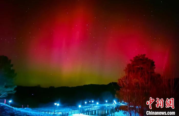 3月4日早朝、漠河市北極村の上空に出現(xiàn)した神秘的なオーロラ（寫真提供?漠河市黨委員會宣伝部）。