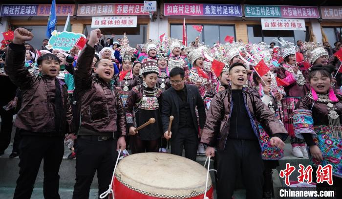 第2回貴州省農(nóng)村サッカースーパーリーグの予選リーグで応援するサポーターたち（撮影?韋貴金）。