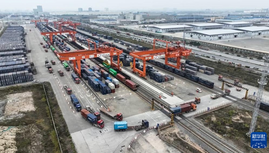「春運(yùn)」期間中、西部陸海新ルートの複合列車で貨物7.7萬TEUを輸送　広西