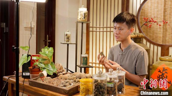  ライブコマースで化橘紅と関連製品を紹介する廖志略さん。（寫真提供は廖志略さん）