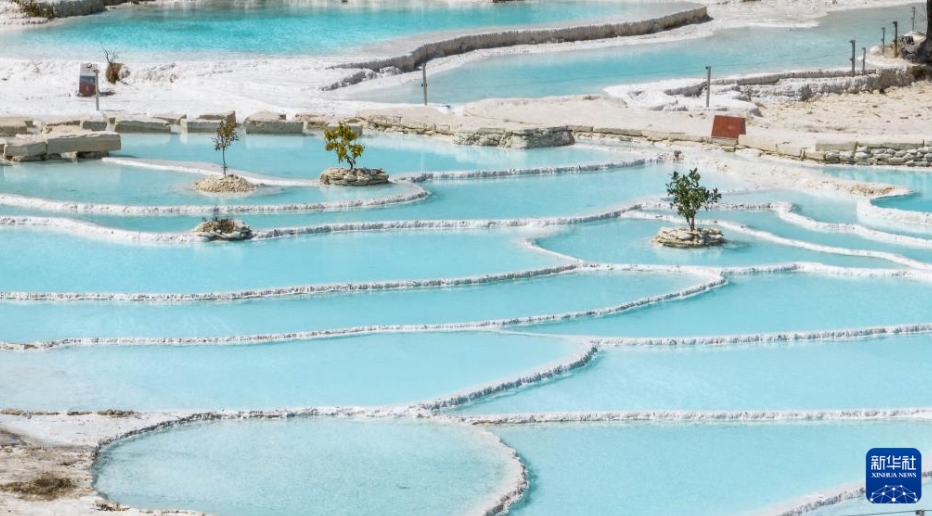 雲(yún)南省迪慶蔵族自治州香格里拉市三壩郷にある白水臺（3月10日、ドローンによる撮影?胡超）。