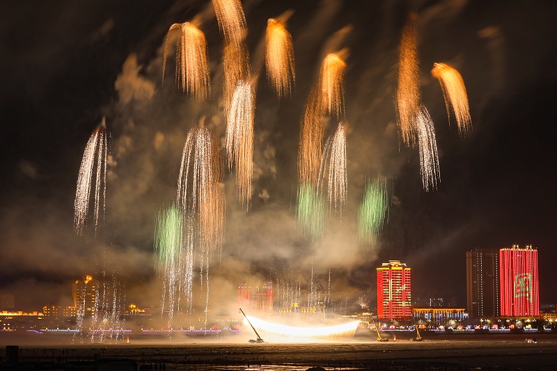 黒竜江?黒河経由の海外旅行300％急増！　1日で2つの國(guó)を旅する