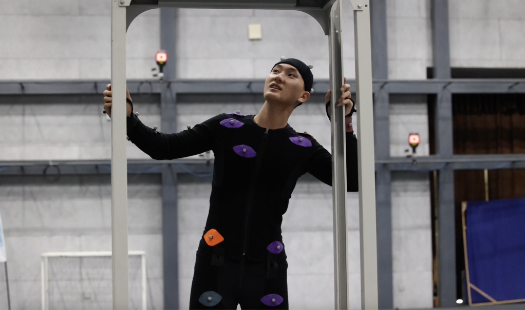 特別な裝備を身にまとい、モーションキャプチャースタジオ內(nèi)でパフォーマンスを行うモーションキャプチャー俳優(yōu)。