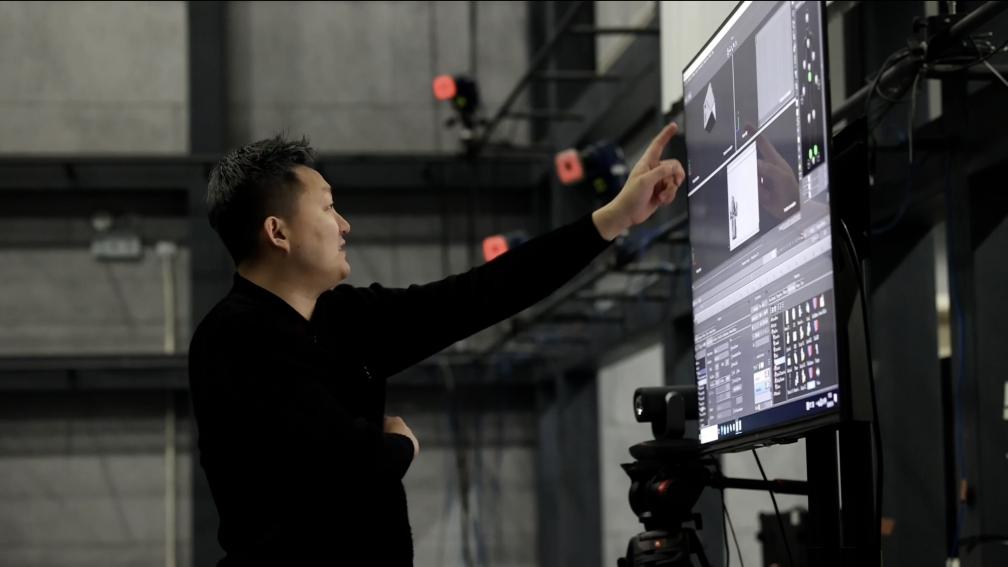 バーチャルイメージの制作効果をチェックする崔盛輯氏。