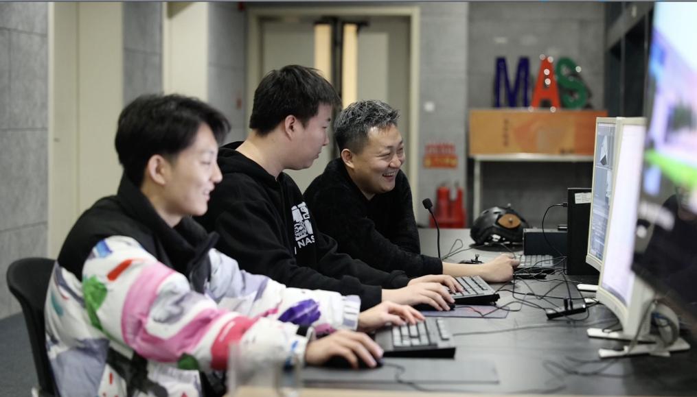 チームの若手メンバーとバーチャルイメージの制作について議論する崔盛輯氏（右から1人目）。