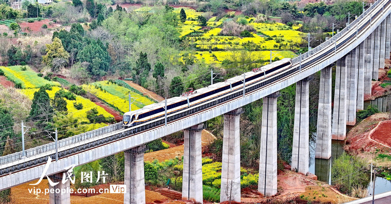 成都軌道交通システム「資陽線」全線で初となる、車輛加圧して、自力で運行する「慣らし運転」を行う電動車両（3月17日撮影?李向雨/寫真著作権は人民図片が所有のため転載禁止）。