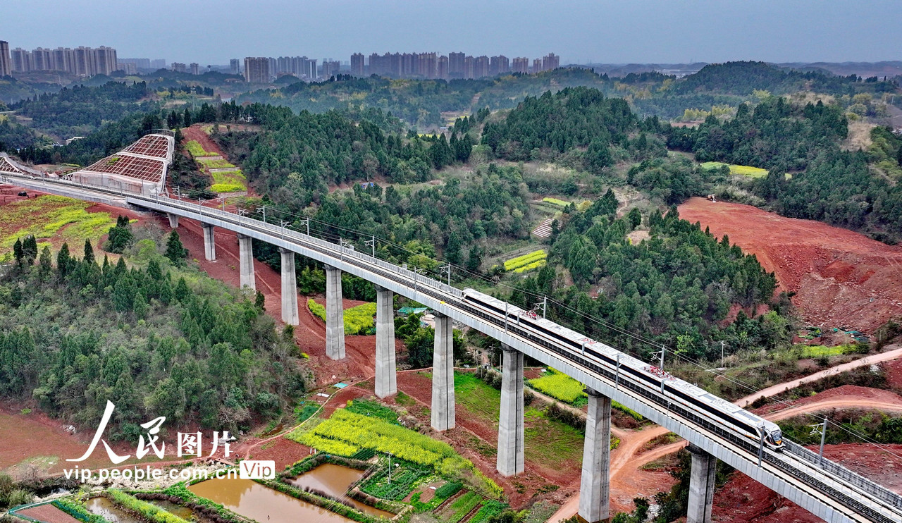 四川省初の都市間鉄道の全線で運転テスト始まる