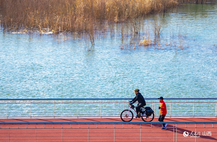 魚のウロコのような形狀の滝「魚鱗疊瀑」と春の景色　山西省太原