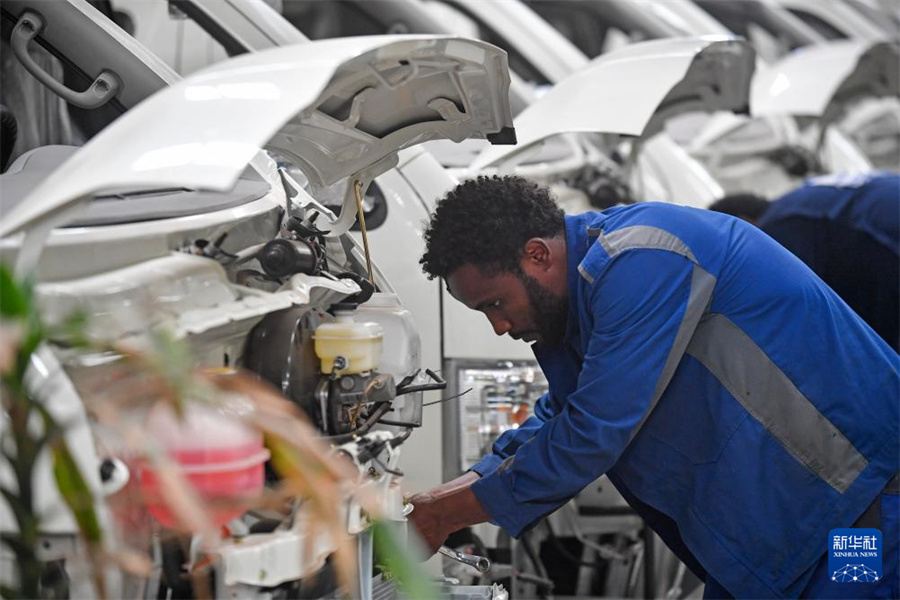 6日、エチオピアの首都アディスアベバの工場(chǎng)で電動(dòng)マイクロバスを組み立てる作業(yè)員。