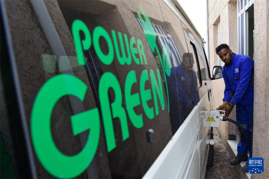 6日、エチオピアの首都アディスアベバの工場(chǎng)で電動(dòng)マイクロバスの充電を行う作業(yè)員。